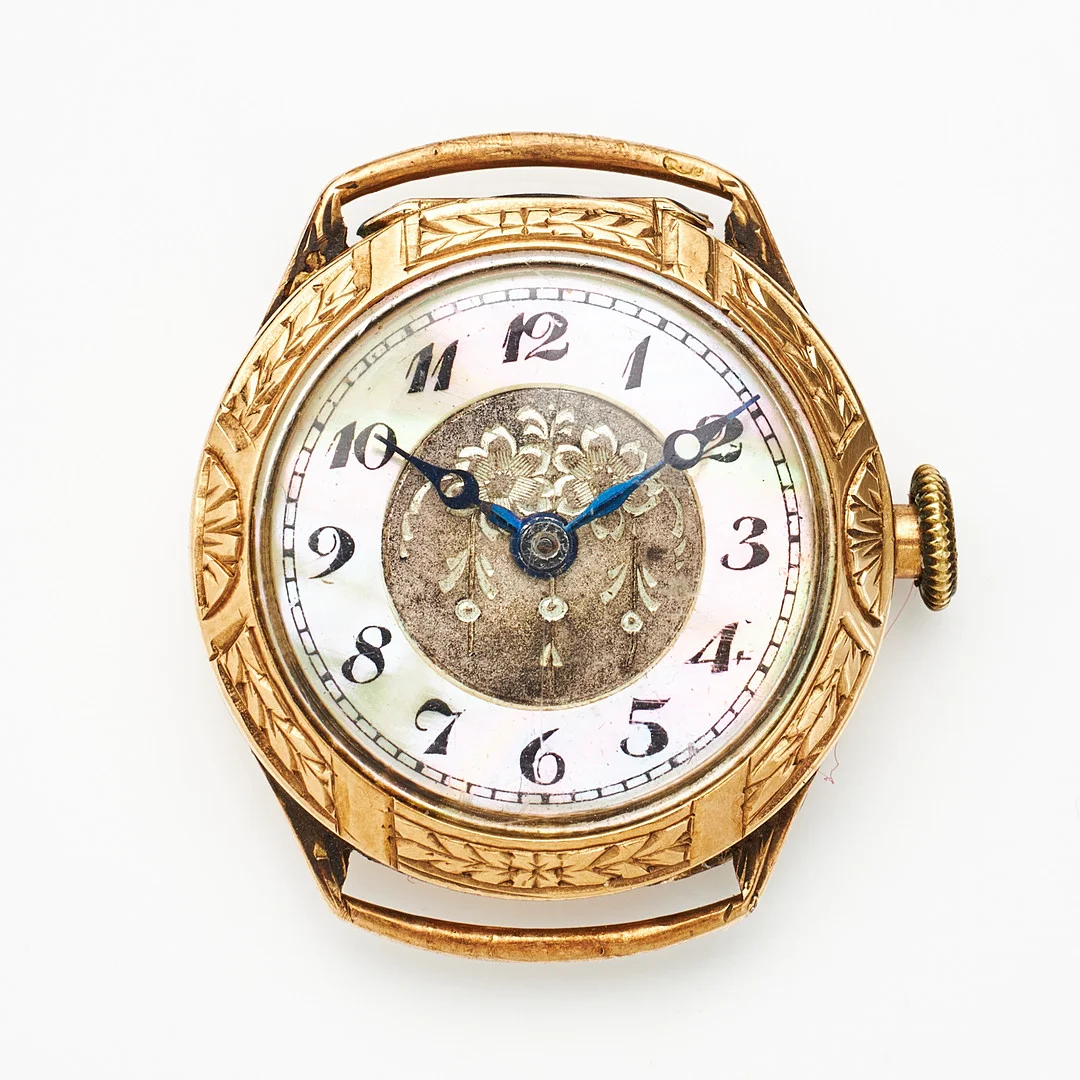 ARMBANDSUR, 14 k guld, manuell, blånerade visare, arabiska siffror, plexiglas, urtavla av pärlemor, graverad dekor av lagerkrans. — Wristwatches — Stockholms Auktionsverk Magasin 5