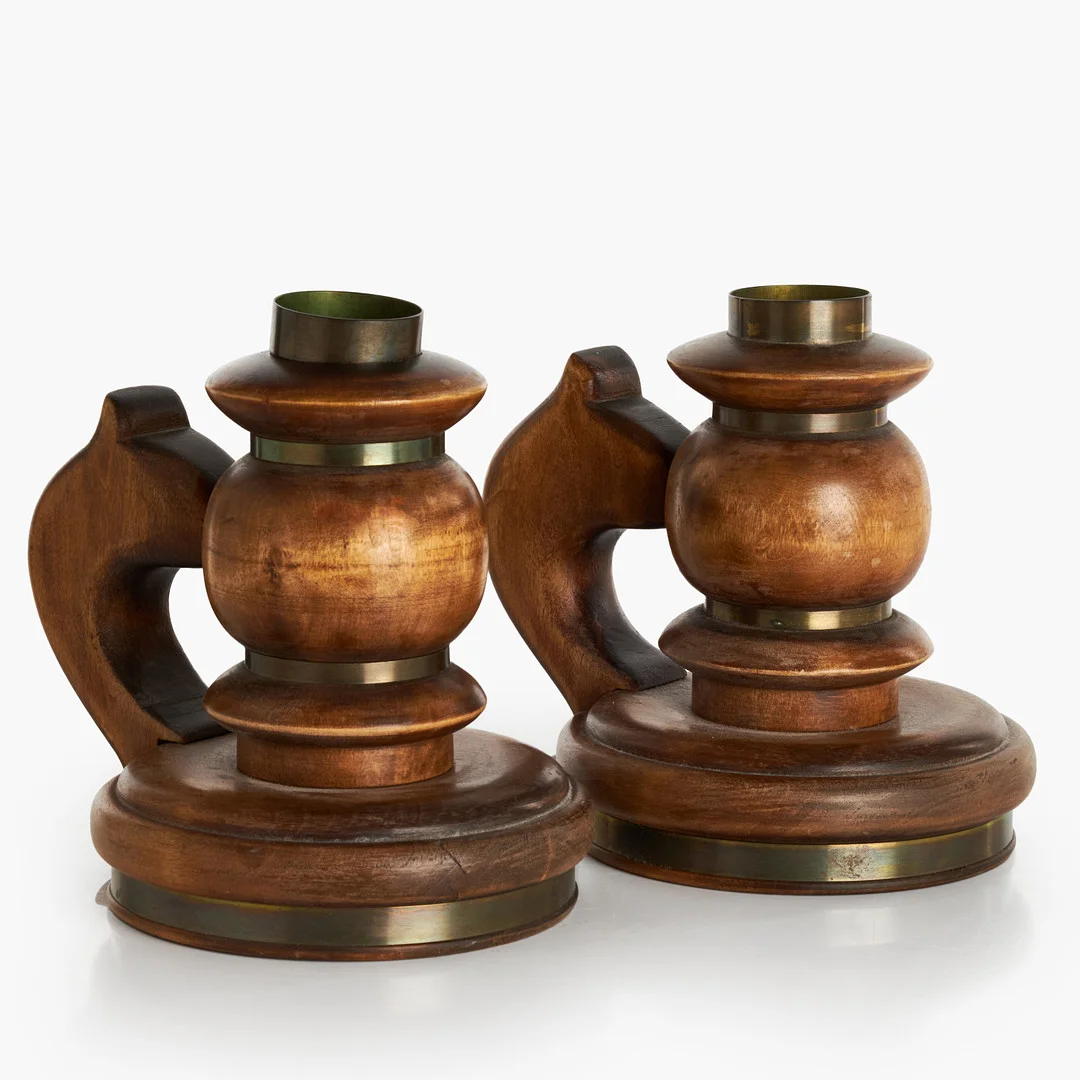 LJUSSTAKAR, ett par, svarvat trä med handtag, detaljer i mässing. — Candlesticks — Crafoord Auktioner Stockholm