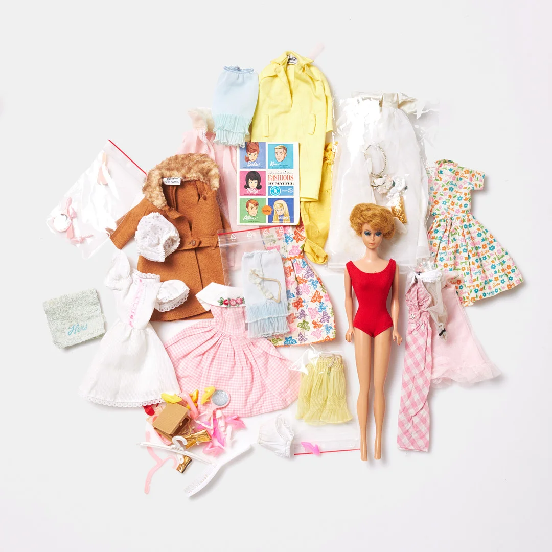 MATTEL, Midge "Bubble Cut" med kläder och accessoarer, samt väskgarderob "Hello Dolly", 1960-tal. — Dolls & Teddybears — Stockholms Auktionsverk Sickla