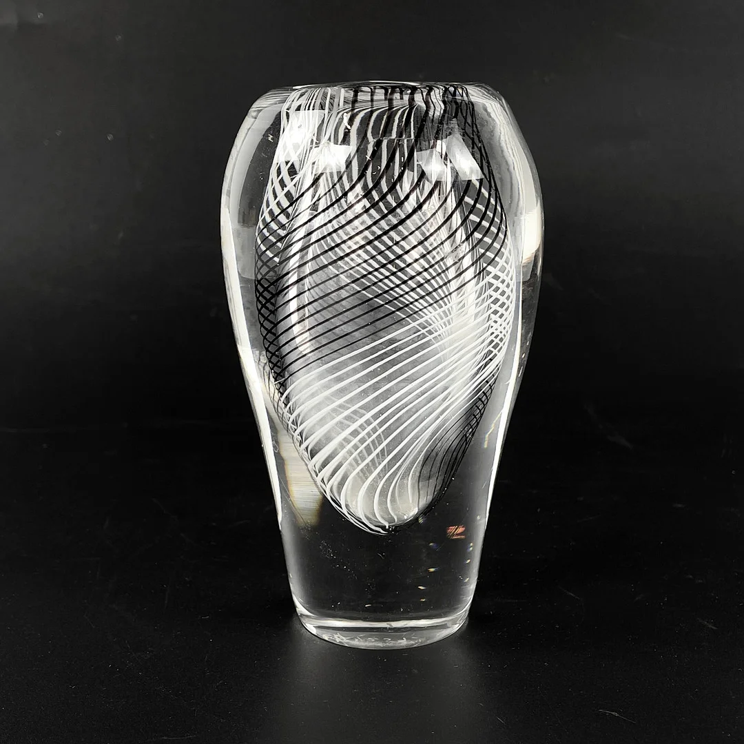 VICKE LINDSTRAND. Vas, glas, Kosta, signerad. — Other — Roslagens Auktionsverk