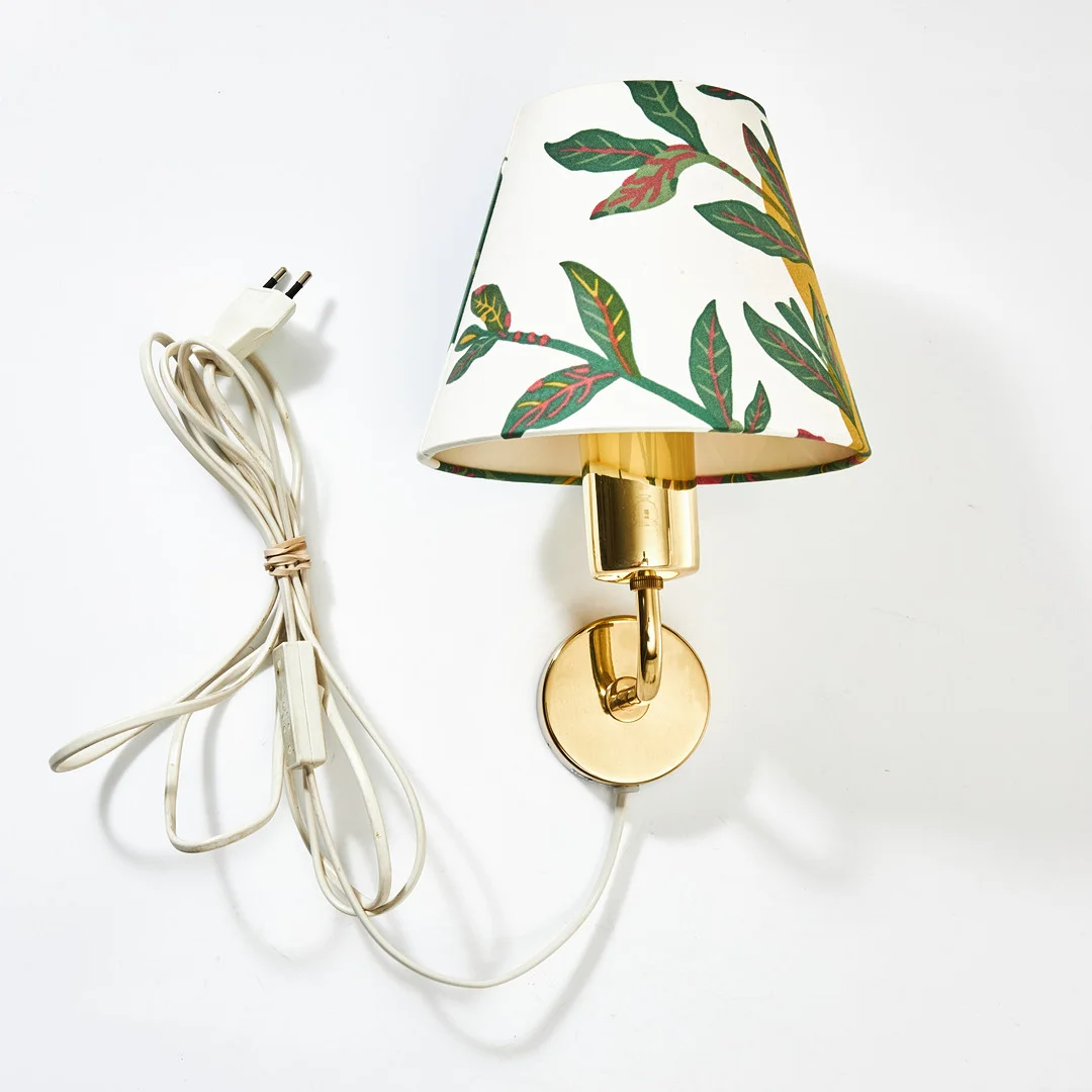 JOSEF FRANK. Vägglampa, modell 2143, mässing, firma Svenskt Tenn. — Wall Lights — Stockholms Auktionsverk Magasin 5