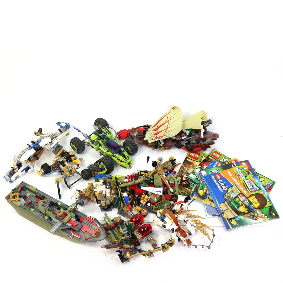 LEGO, div figurer och lösa bitar, nutida. — Other toys — Höganäs Auktionsverk