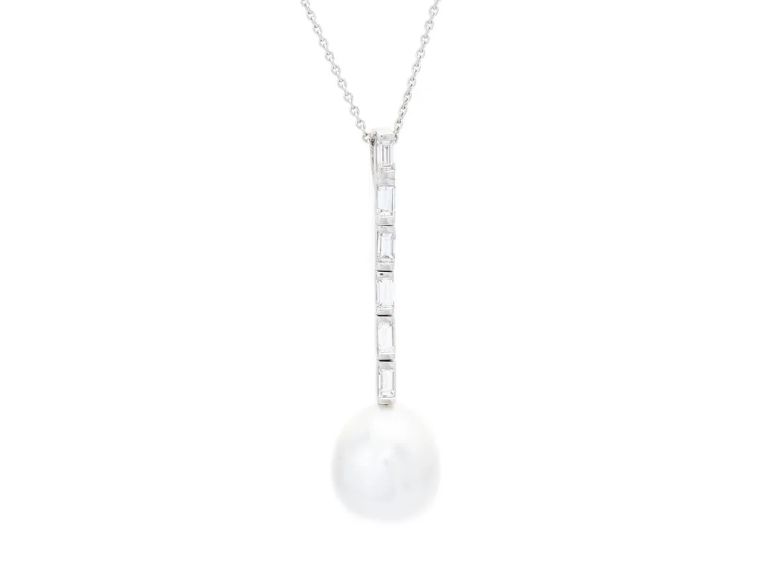 STRÖMDAHLS, hänge med kedja, 18K vitguld, South sea pärla ca 14x13 mm, 6 baguetteslipade diamanter 0,60 ctv, ca TW/VS-SI, längd 42 cm, vikt 7,7 g. — Smycken/Hänge med kedja — Kaplans