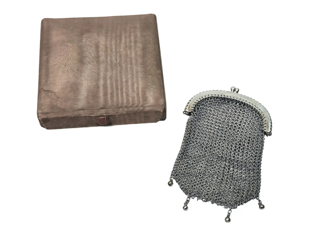 Pequeño monedero antiguo en malla de plata. — Silver — Arce Auctions
