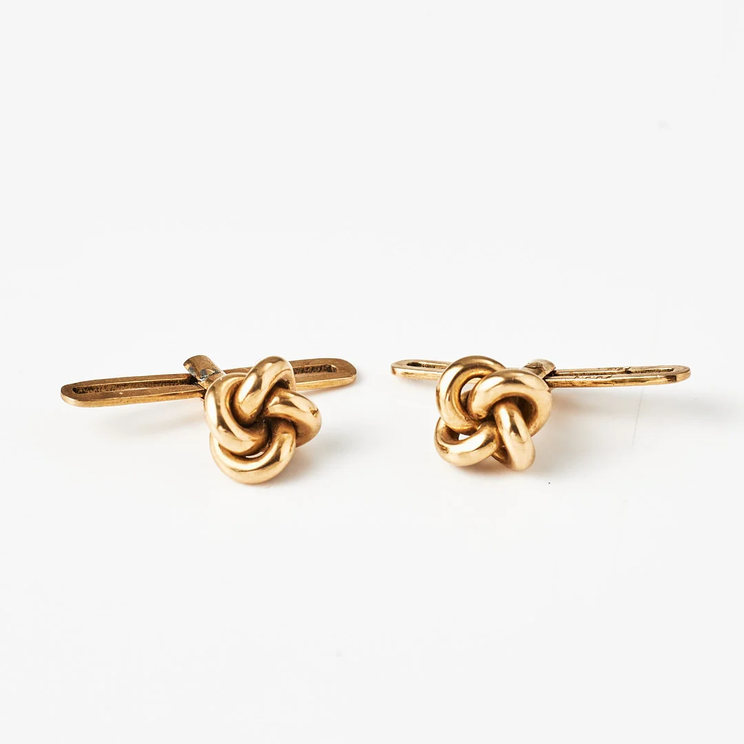 SKJORTKNAPPAR, 1 par, 18 k guld, i form av knutar, Bernhard Hertz AB, Stockholm 1913. — Cufflinks & Tie Pins — Stockholms Auktionsverk Magasin 5