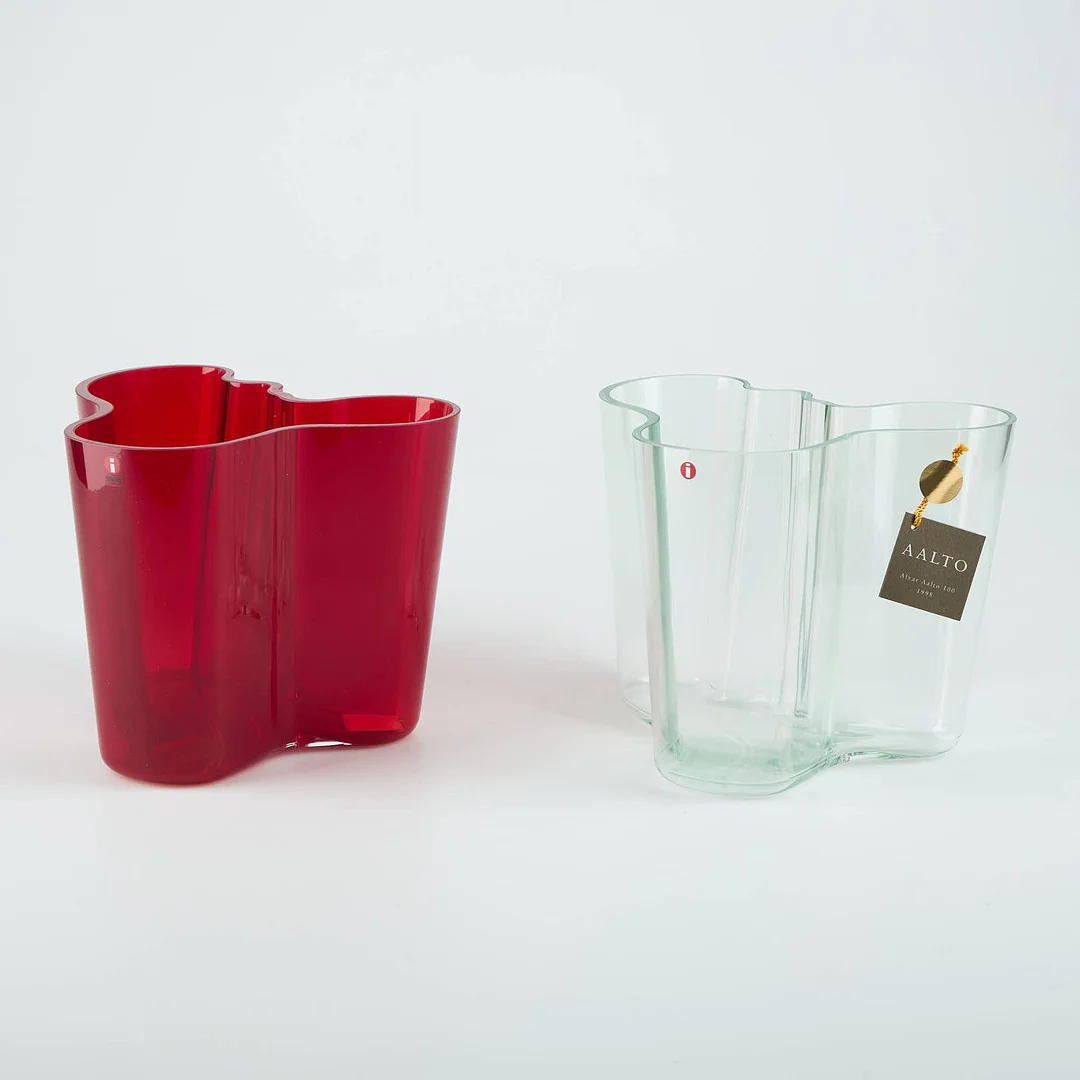 ALVAR AALTO. Vaser, 2 st, modell Savoy, märkta Alvar Aalto Iittala och den klara Alvar Aalto 100 Iittala 1998. — Art glass — Stockholms Auktionsverk Helsinki