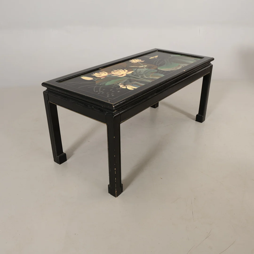 SOFFBORD orientalisk stil med dekor av blommor. — Tables — Höörs Auktionshall
