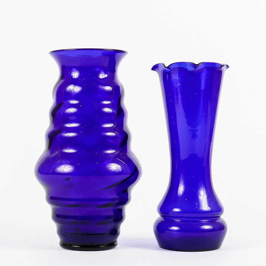 GLASVASRE 2 Stycken blå glasmassa. — Art glass — Karlstad Hammarö Auktionsverk