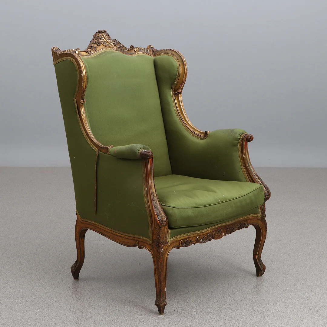 BERGERE. Skuret och bronserat trä. Rokoko-stil, 1900-talets första hälft. — Armchairs & Chairs — Skånes Auktionsverk