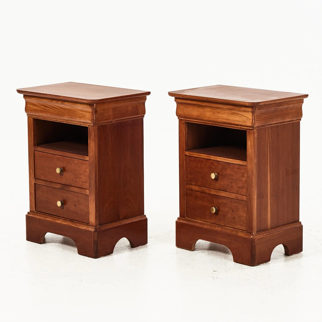 FAMOSA, nattygsbord, 1 par, 1900-talets slut, fanérade i mahogny, dragknoppar i patinerad mässing, etikettmärkning. — Tables — Stockholms Auktionsverk Magasin 5