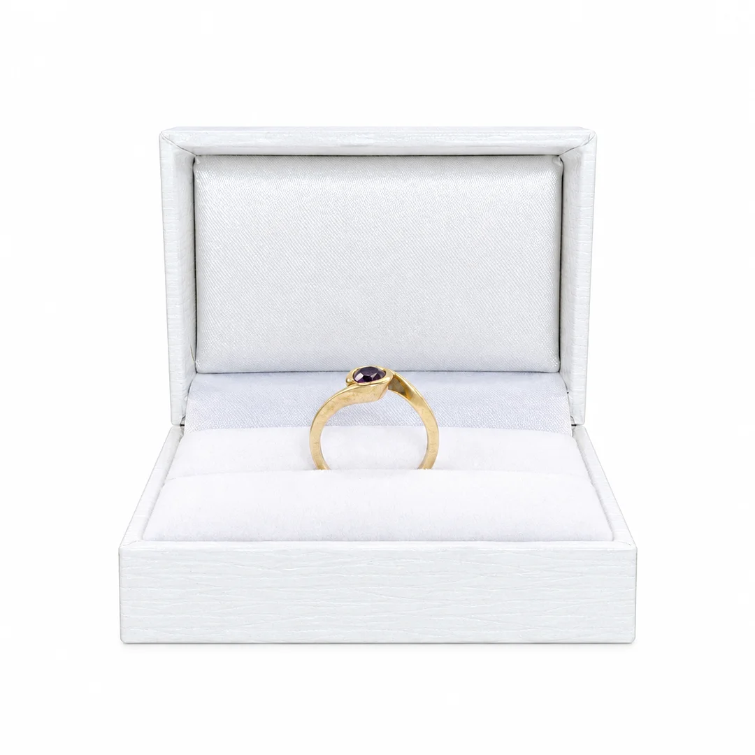 DAMENRING AUS 585 GELBGOLD MIT VIOLETTEM STEINBESATZ. — Rings — Auktionshaus Stuber's Hammerschlag