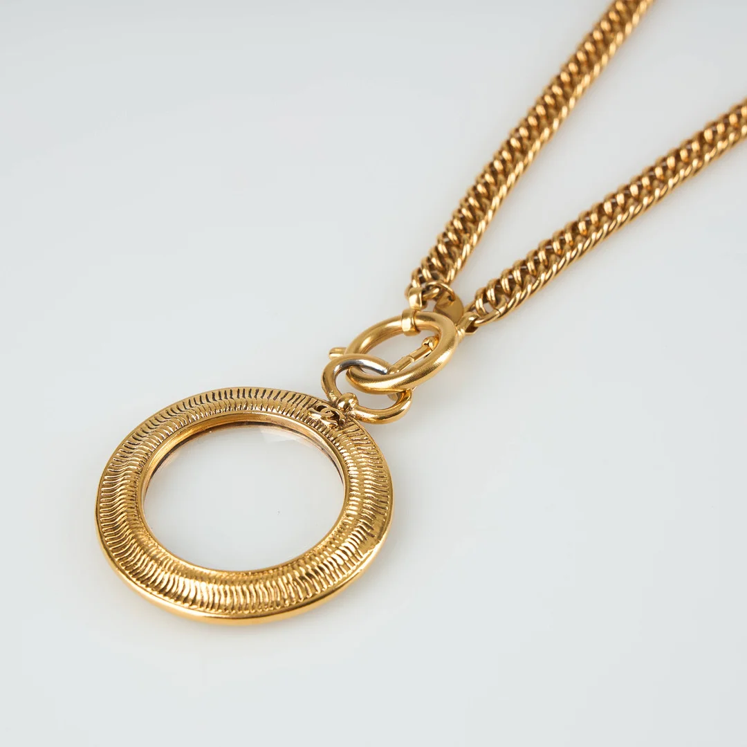CHANEL, Halsband, förstoringsglas. — Vintage & Designer Fashion — Stockholms Auktionsverk Helsinki