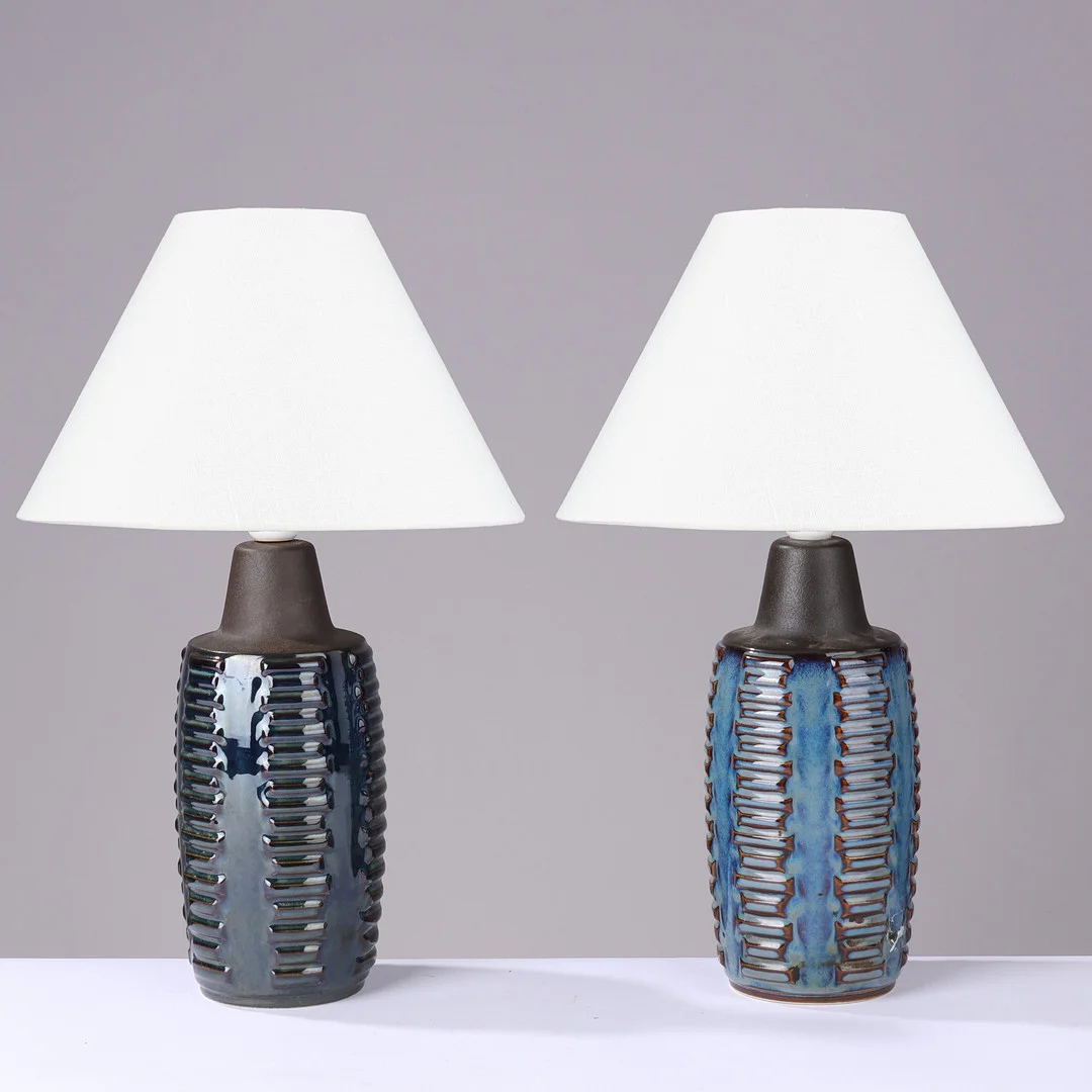 EINAR JOHANSEN. Et par bordlamper af blåglaseret stentøj med rækker af rillede relieffer, model 1034, Søholm, Bornholm, Danmark, 1950/60'erne, (2). — Table Lamps — Palsgaard Kunstauktioner