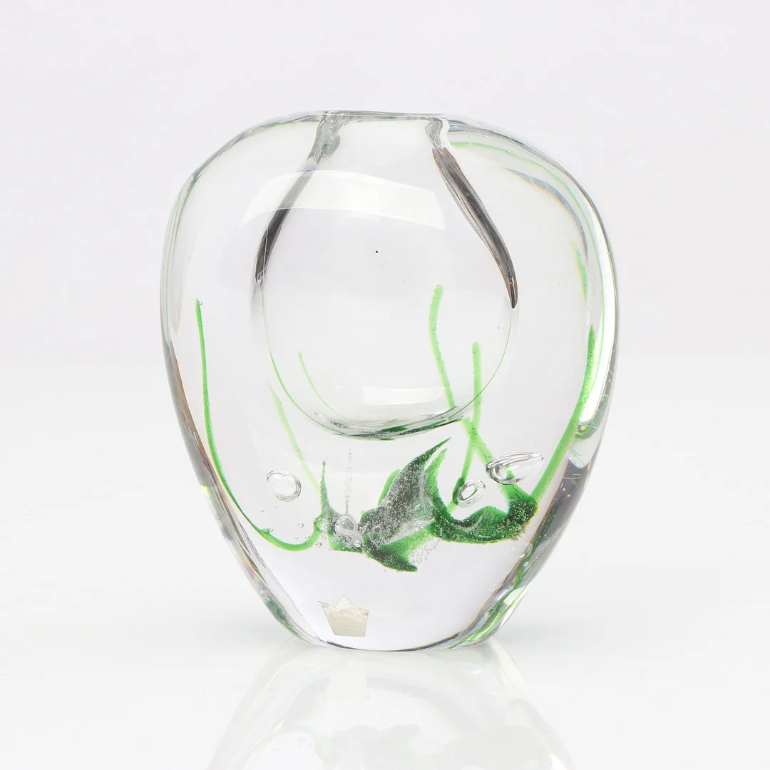 VICKE LINDSTRAND. VAS. Konstglas. Signerad: Kosta LH 1715. — Art glass — Skånes Auktionsverk