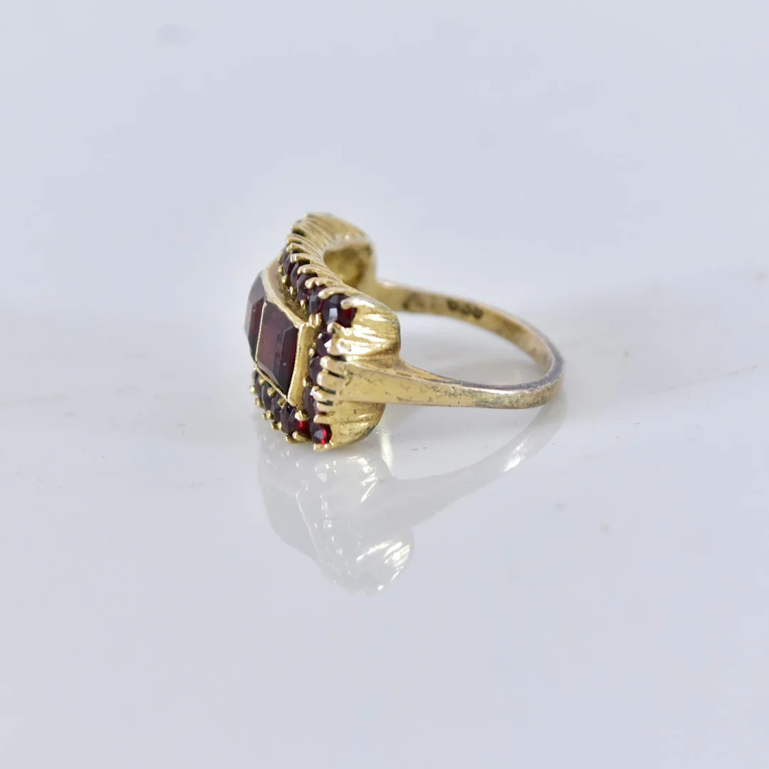 RING, förgyllt silver med granater, svensk importstämpel. — Rings — Halmstads Auktionskammare