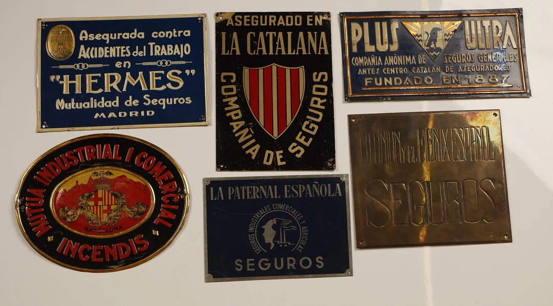 Hermes y otros, 6 placas publicitarias en latón y hojalata estampada y pintada. — Other collectables — Barcelona Auctions