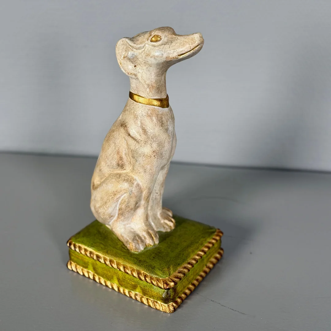 SKULPTUR, vinthund, bemålat lergods, Italien. — European — Skandia Auktion