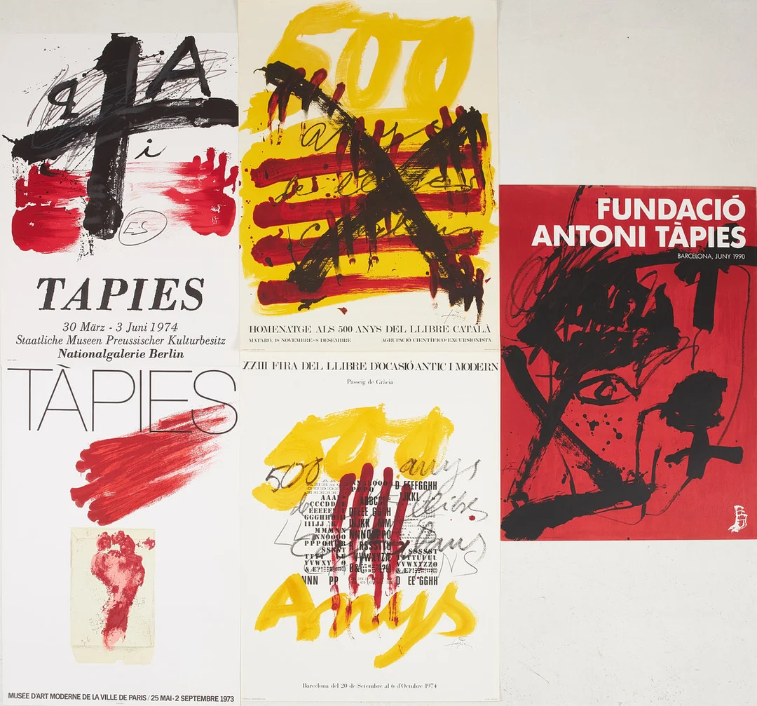 ANTONI TÀPIES. EFTER. Utställningsaffischer, 5 st, litografier, 1970-90 tal. — Engravings & Prints — Stockholms Auktionsverk Sickla