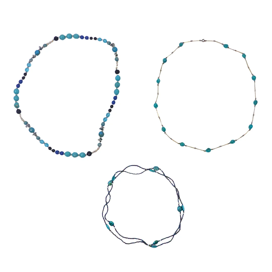 3-TEILIGES HALSKETTEN-SET MIT BLAUEN PERLEN. — Jewellery — Auktionshaus Stuber's Hammerschlag
