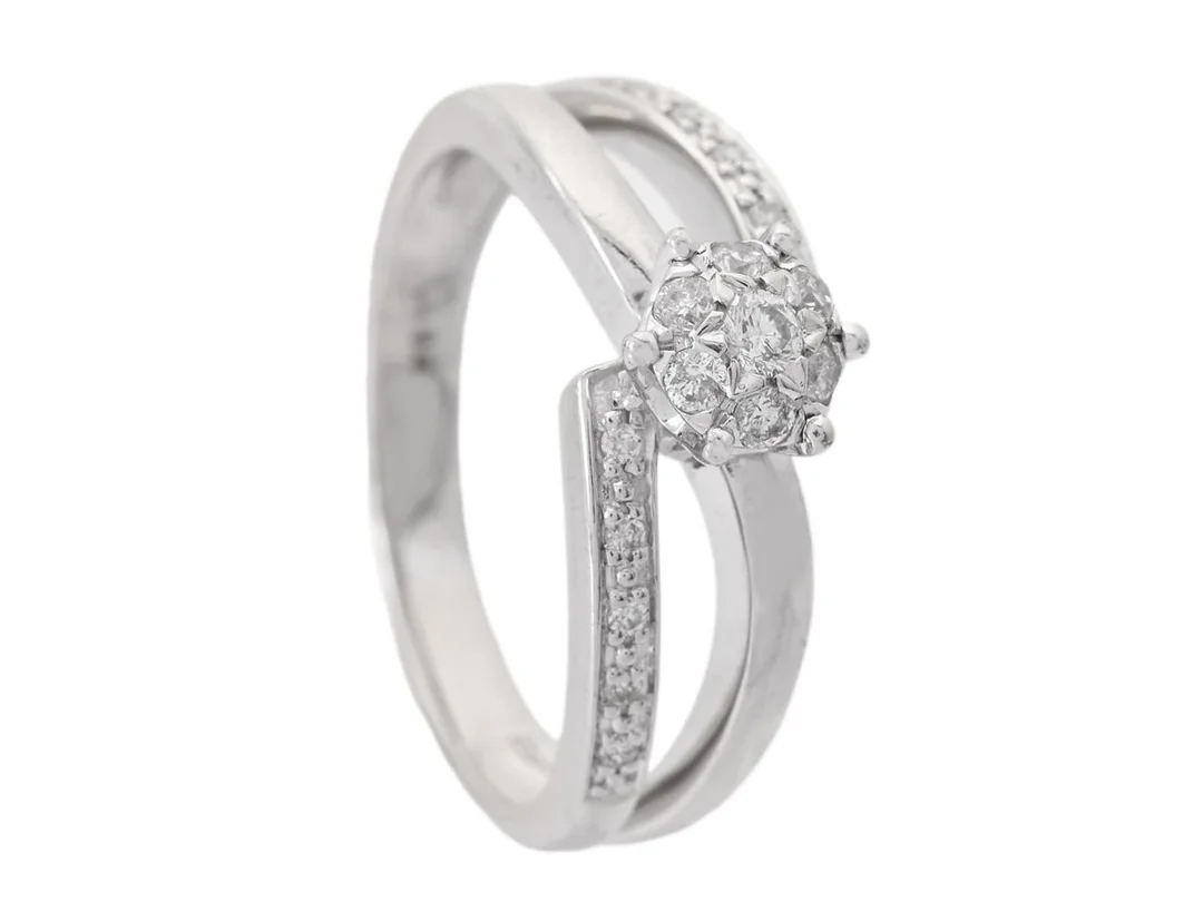 RING, 14K vitguld, 17 briljantslipade diamanter ca 0,18 ctv, ca W-Cr/P, stl 17,5 mm, vikt ca 3,3 g. — Smycken/Ring — Kaplans