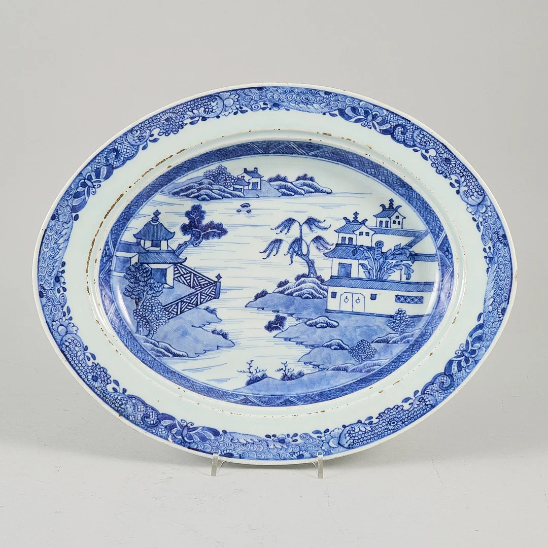 Skålfat, Kina, blåvitt. — Ceramics & Porcelain — Metropol Auktioner