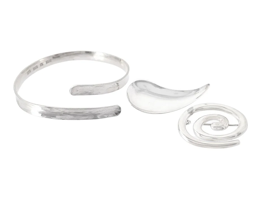 SMYCKESET, 2 st broscher, 1 armring, sterlingsilver, mått armring ca 6,3 x 6,4 cm, längd broscher 3,5/4,5 cm, en nål i vitmetall, vikt ca 28,5 g. — Smycken/Smyckeset — Kaplans