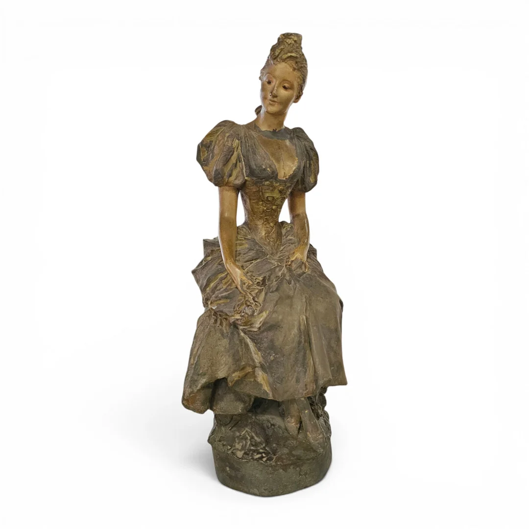 Figura de dama en calamina patinada. Firmada E. B. — Sculptures & Bronzes — Arce Auctions