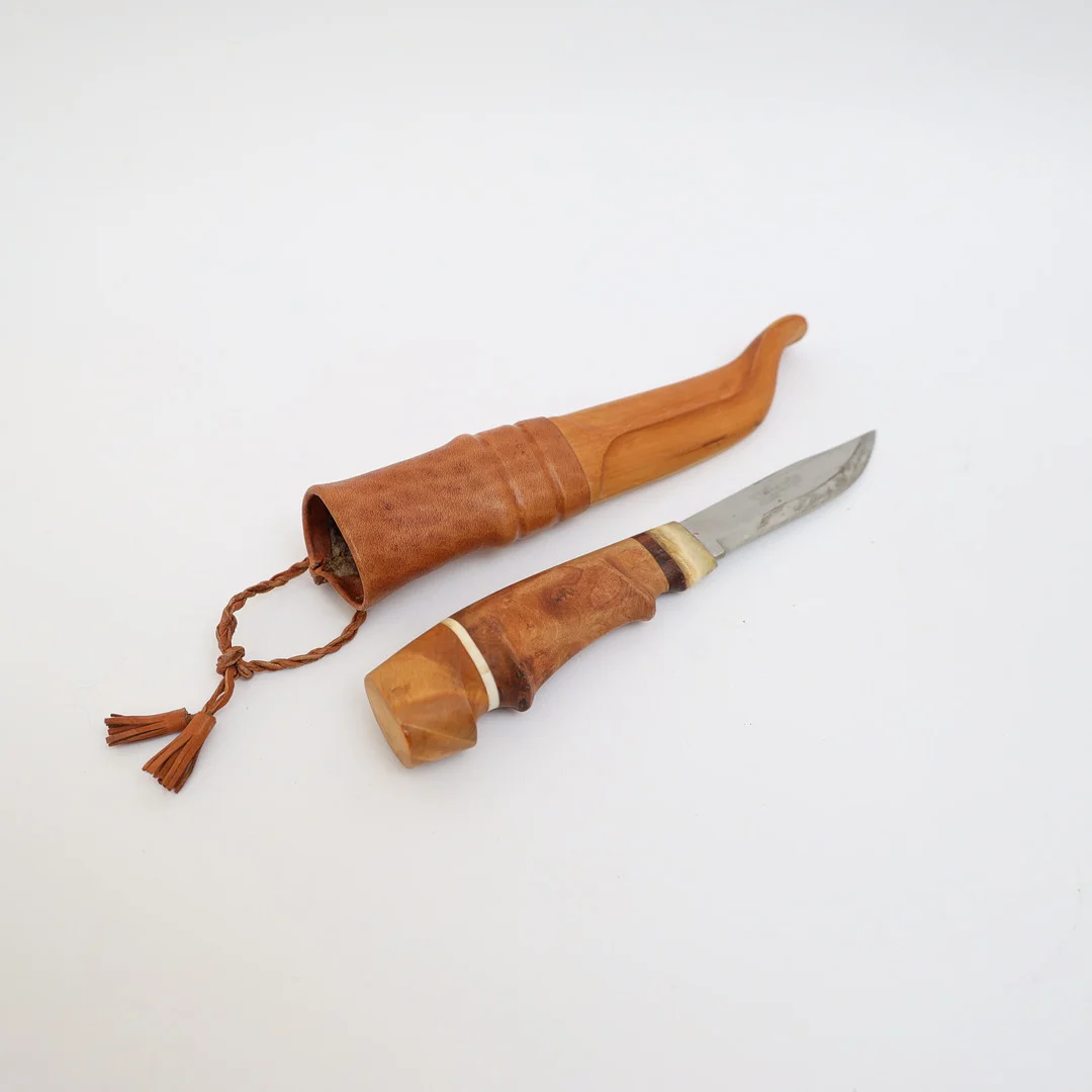 KNIV MED SLIDA, Brusletto, handtag av trä och horn, slida av läder och trä. — Edged weapons — Falun Auktionsbyrå