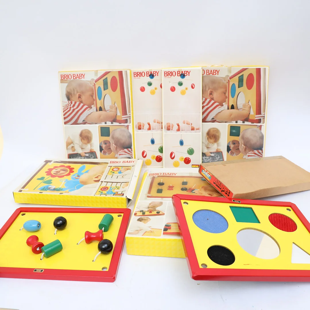 LEKSAKER FÖR SPJÄLSÄNG, Brio, bemålat trä. — Toys — Falun Auktionsbyrå