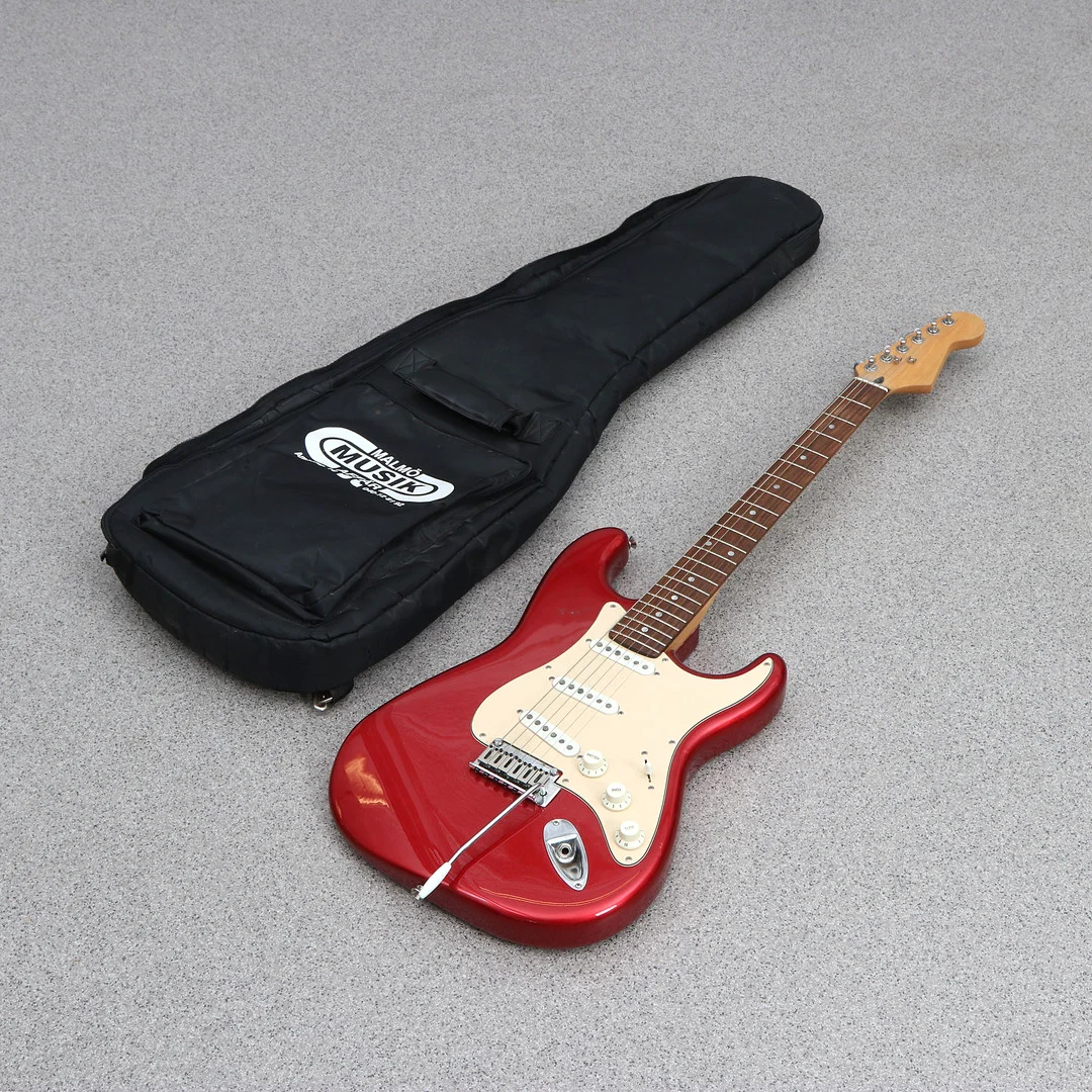 SQUIER, ELGITARR. By Fender. — Musical instruments — Skånes Auktionsverk
