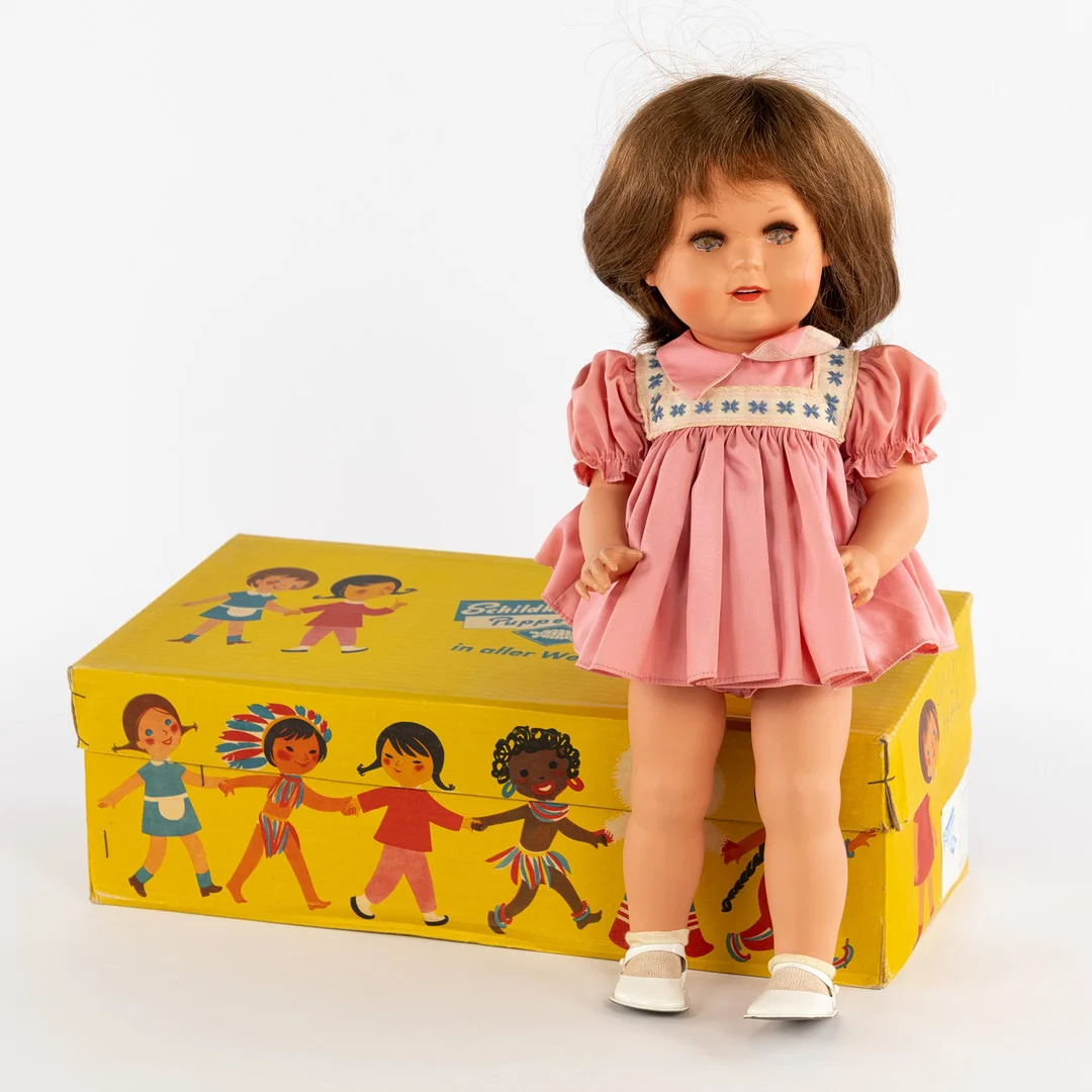 DOCKA, Schildkröt, med originalkartong. — Dolls & Teddybears — Karljohan Auktioner