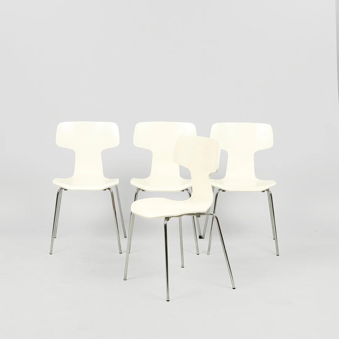 ARNE JACOBSEN. Fritz Hansen. Et sæt på fire "T-stole", hvidlakerede, model 3103 (4). — Armchairs & Chairs — Palsgaard Kunstauktioner