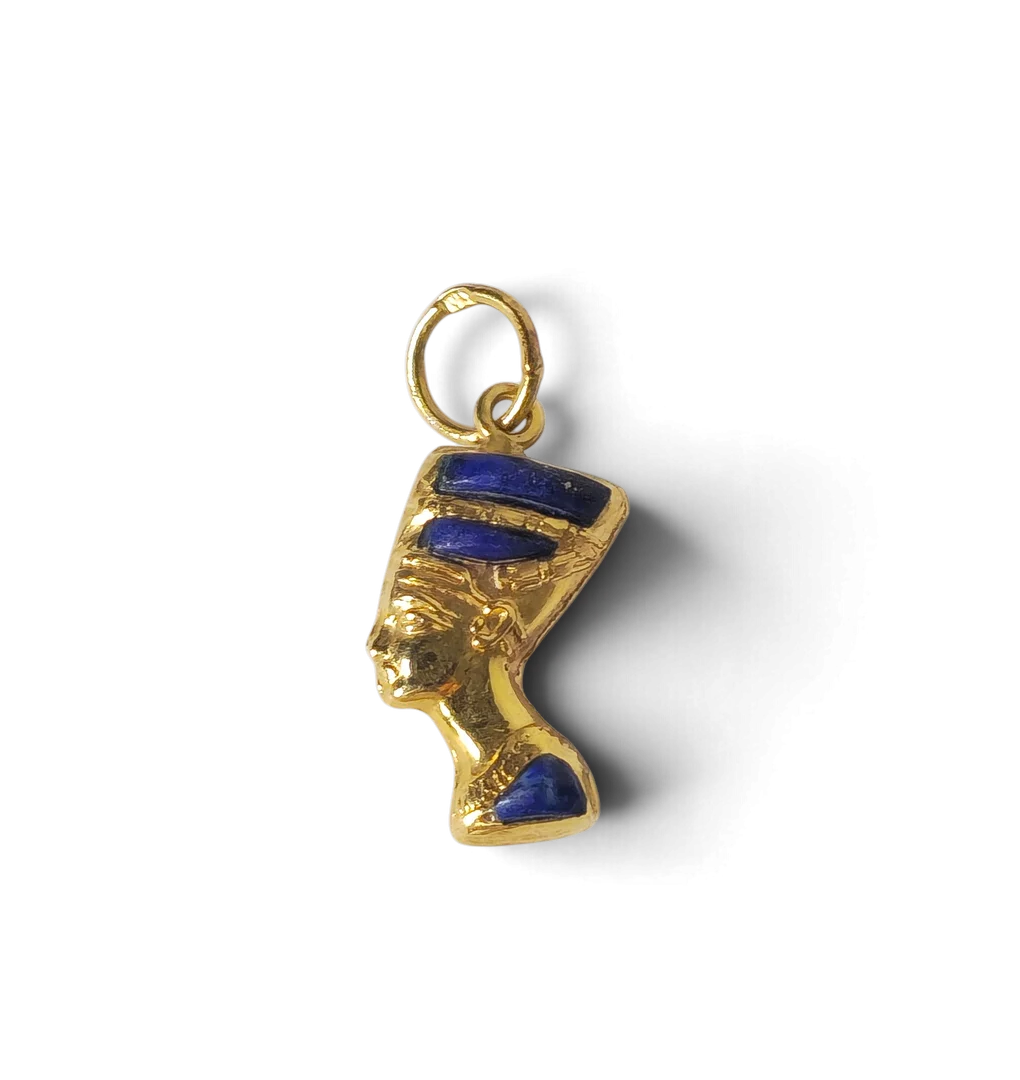 Colgante Nefertiti en oro 18K, turquesa y lapislázuli. — Brooches & Pendants — Barcelona Auctions