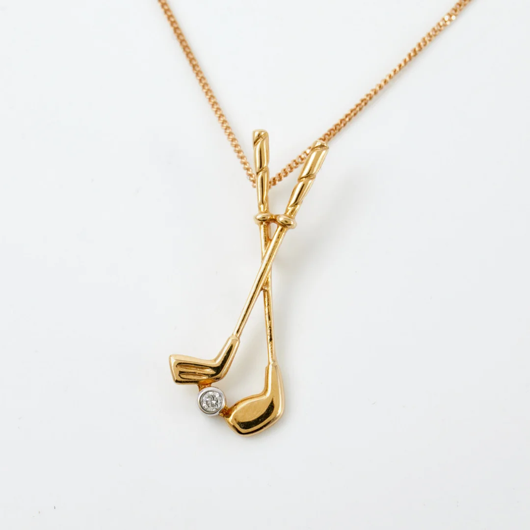 HALSBAND, 18 k guld, pansarlänk, 1 briljantslipad diamant, ca 0,02 ct, hänge i form av 2 golfklubbor. — Necklace — Stockholms Auktionsverk Sickla