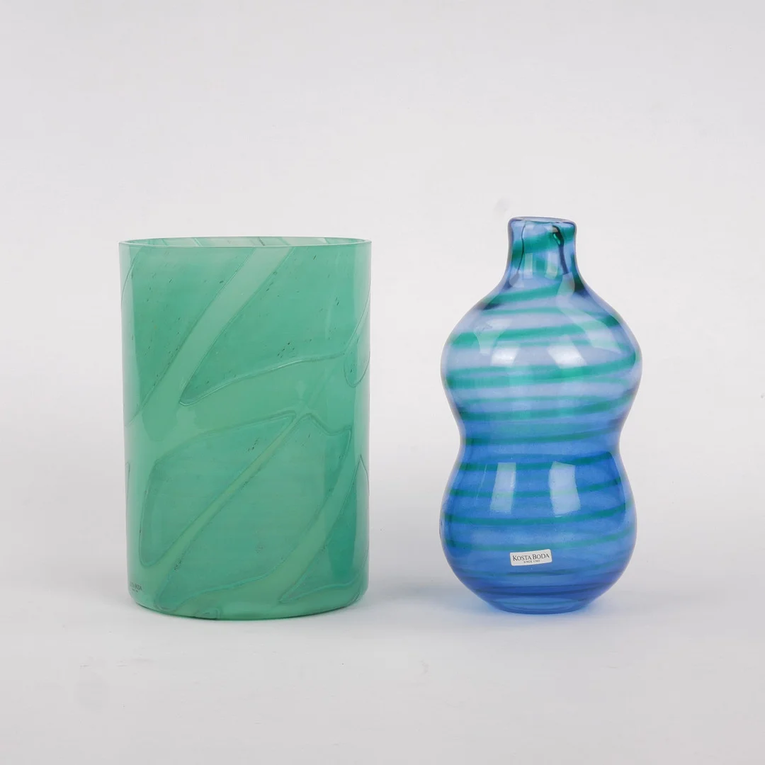 VASER, 2 st, konstglas, Kosta Boda. — Art glass — Auktionsfirma Kenneth Svensson i Kalmar