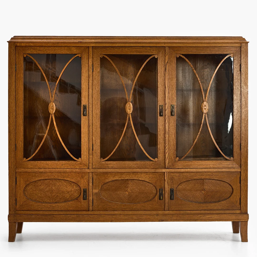 VITRINSKÅP, Sverige, 1920-tal, ek, spröjsade dörrar, beslag i koppar. — Cupboards, Cabinets & Shelves — Crafoord Auktioner Stockholm