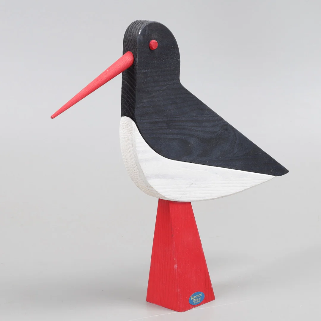 MARTIN BERNTSON. Figurin, "Strandskatan", laserat trä, Berntson Design, Halmstad, signerad. — Miscellaneous — Växjö Auktionskammare