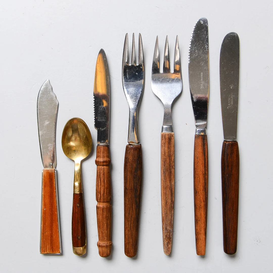 BESTICK, bl a rostfritt och teak, totalt 32 st. — Other metals — Formstad Auktioner