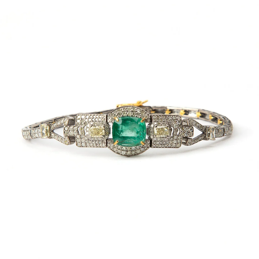 ARMBAND, 14K guld och silver med fasettslipade diamanter, totalt ca 3.79 ct samt fasettslipad smaragd ca 3.86 ct. — Bracelets — Stockholms Auktionsverk Göteborg