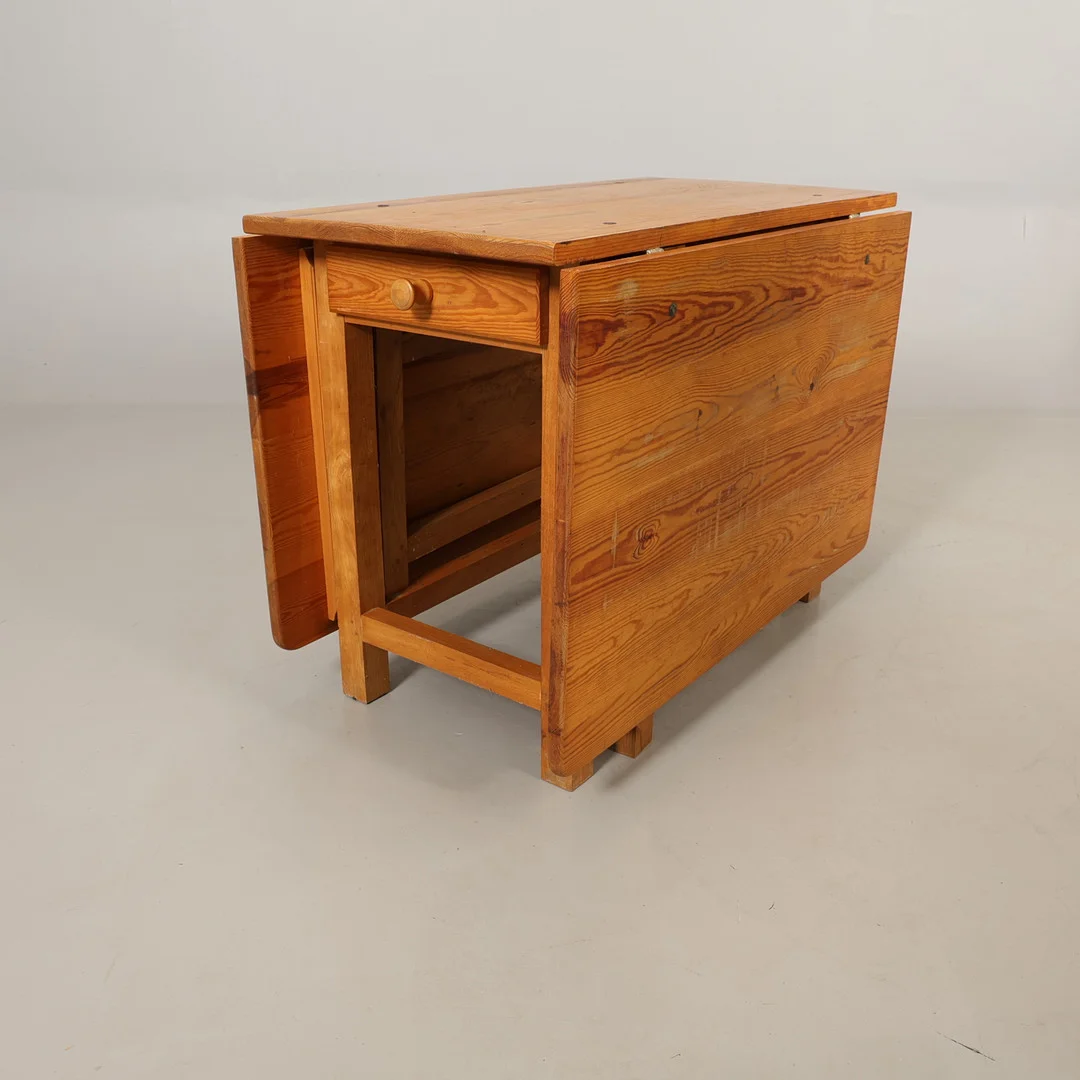 NILS GRAM. SLAGBORD furu 18/1900-tal Simris. — Furniture — Höörs Auktionshall
