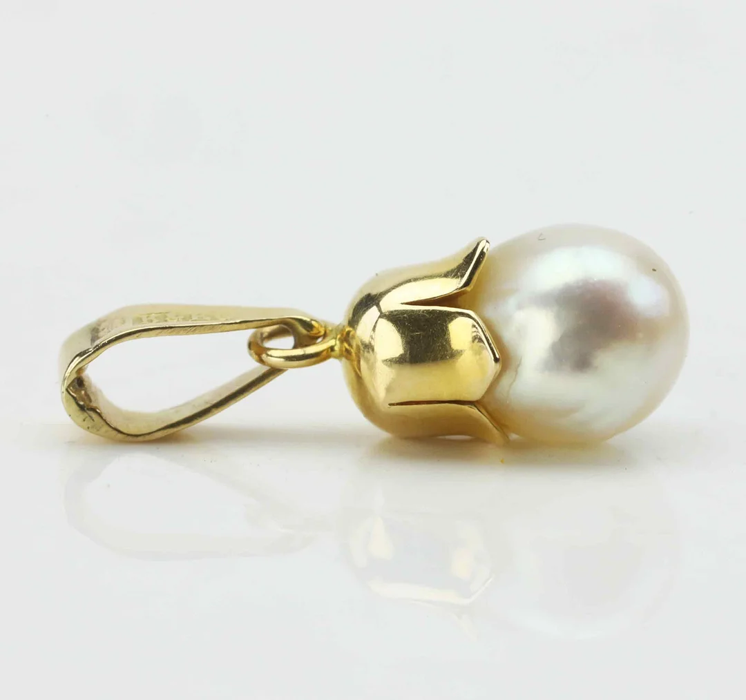 HÄNGE, Guld 18K, pärla, K&EC, 1900-tal. — Brooches & Pendants — Hälsinglands Auktionsverk