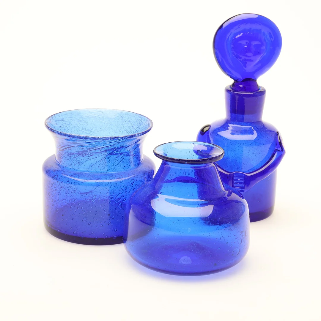 ERIK HÖGLUND. VASER SAMT KARAFF glas, 3 delar. — Art glass — Höörs Auktionshall