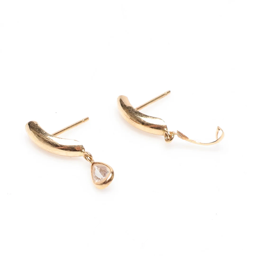 SKROT, två delar, guld, sten, 18k, ca 0,7 gram. — Earrings — Gomér & Andersson Linköping