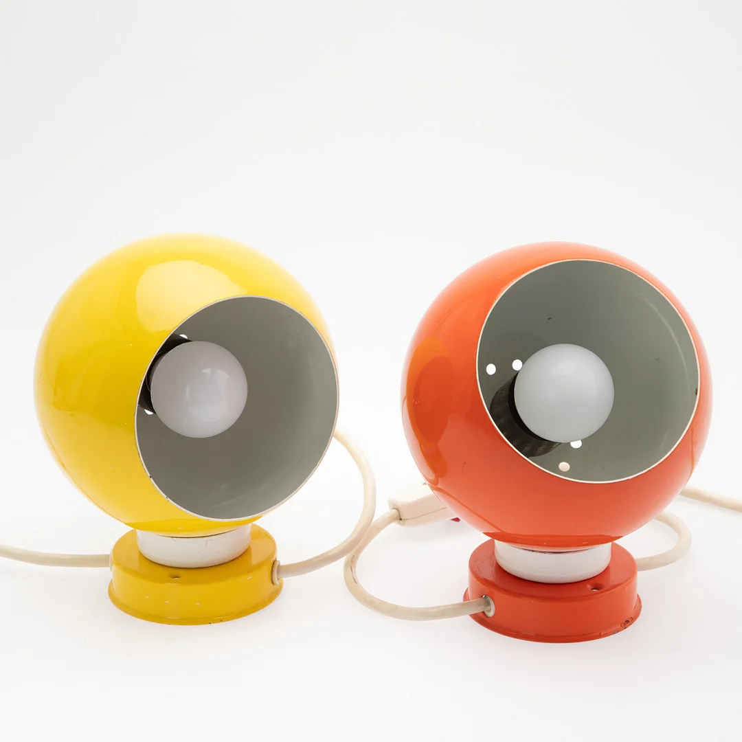 Lampadari Reggiani, Paar Kugel-Magnet Wandleuchten, Italien, 1970er Jahre (2). — Table Lamps — Stockholms Auktionsverk Hamburg