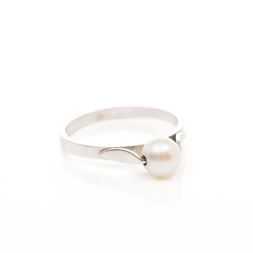 RING, 18K vitguld, Pärla, UNOARRE, Italien. — Rings — Garpenhus Auktioner