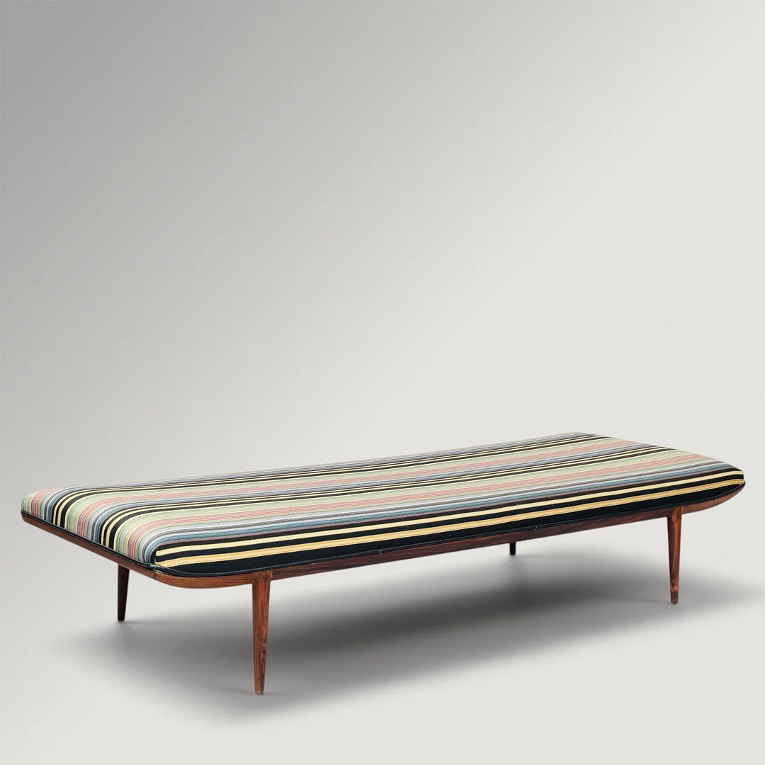 ERIK RIISAGER. Daybed af palisander betrukket med stribet stof, Haslev Møbelsnedkeri, Danmark, 1950/60'erne. — Sofas & Seatings — Palsgaard Kunstauktioner
