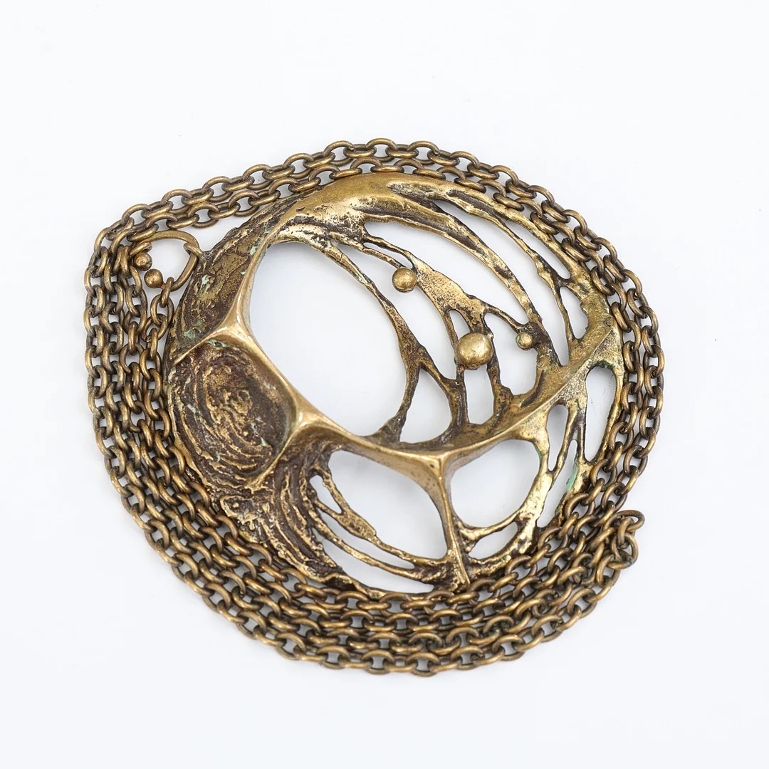 KARL LAINE. Halsband, "Spiderweb", brons, 1970-tal. — Brooches & Pendants — Södermanlands Auktionsverk