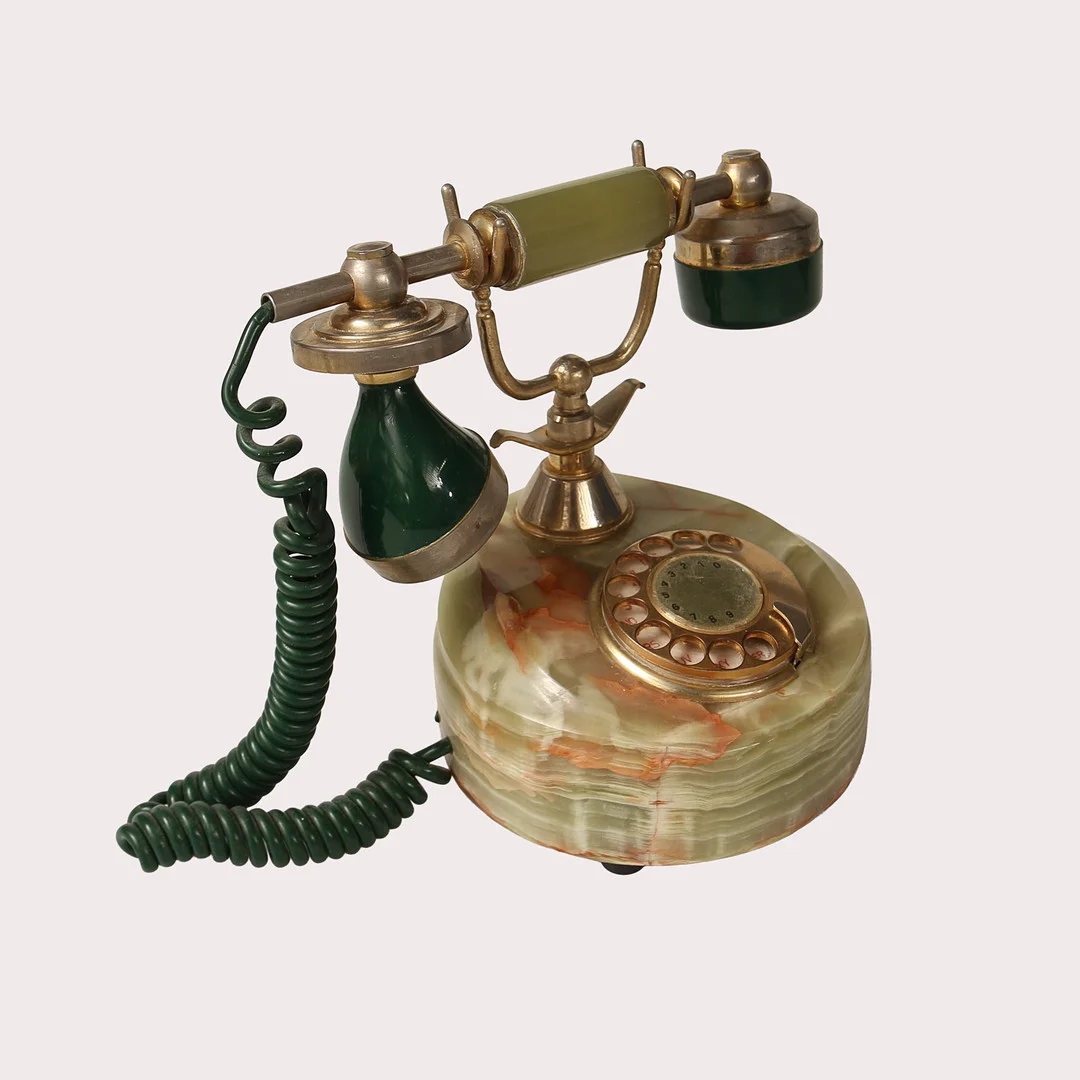TELEFON, analog, till större del tillverkad av onyx, med förgyllda detaljer. Italien, omkring 1900-talets tredje fjärdedel. — Technica & Nautica — Limhamns Auktionsbyrå