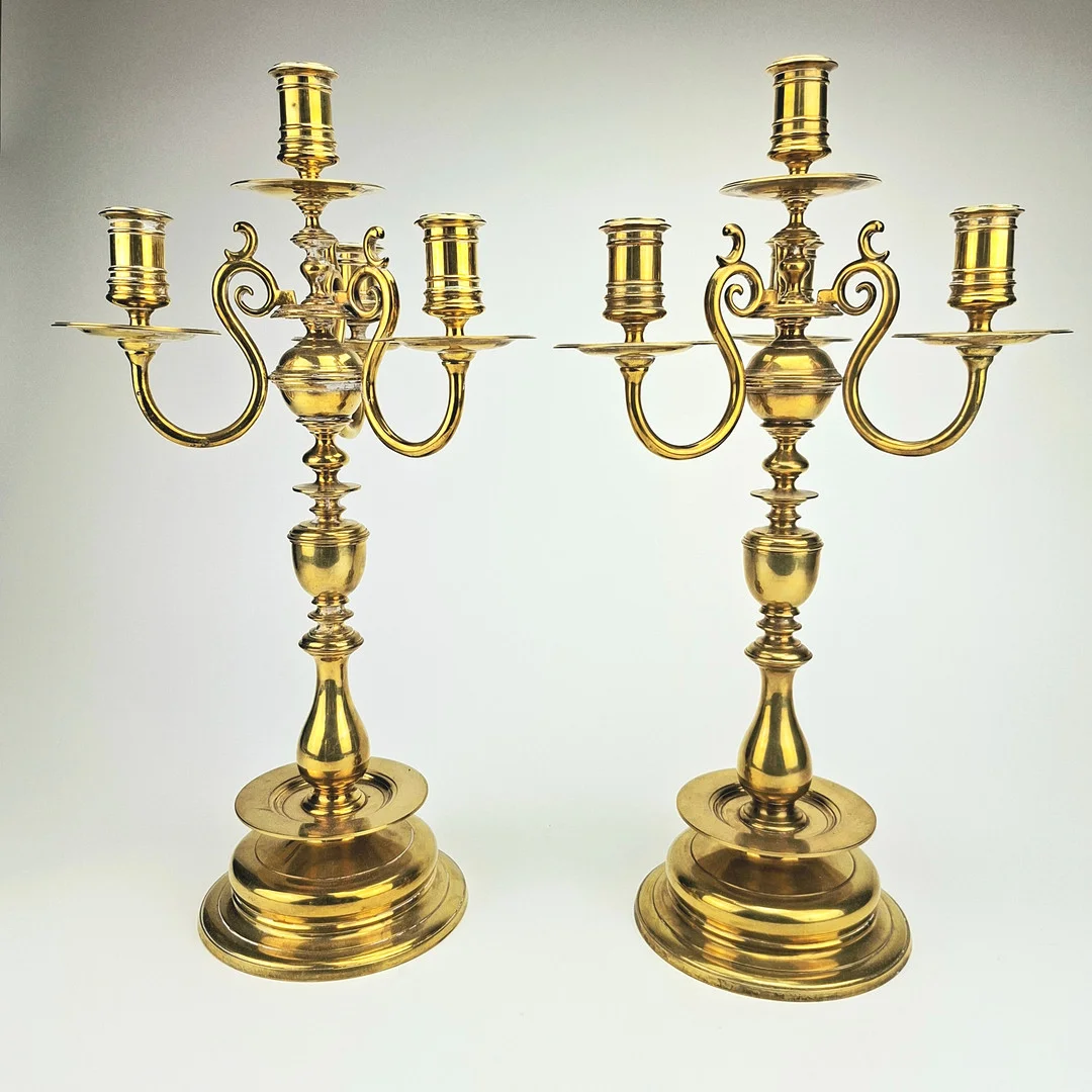 GUSUMS BRUK. Kandelabrar, för 4 ljus, ett par, mässing, Nr. 3. — Candlesticks — Auktionshuset Thörner & Ek