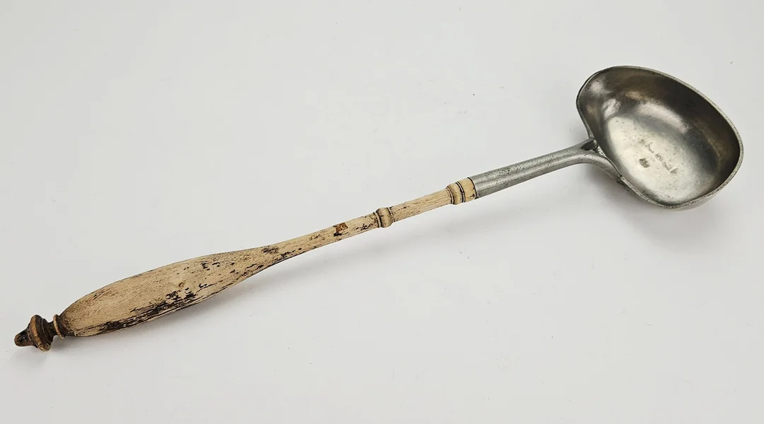 SOPPSLEV, tenn, med träskaft, Sverige, 1800-tal. — Pewter, Brass & Copper — Auktionshuset Thörner & Ek